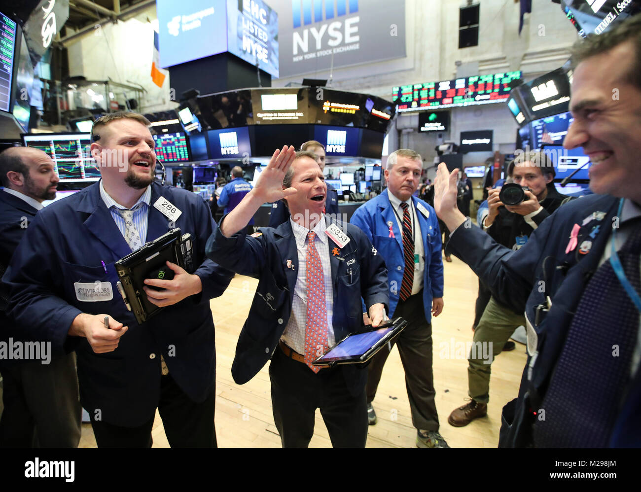 New York, USA. Feb 6, 2018. Traders travailler à la Bourse de New York à New York, États-Unis, 6 février 2018. Stocks américains plus fermé après une séance volatile mardi. Le Dow Jones Industrial Average ajouté 567,02 points, ou 2,33  %, à 24 912,77. Le S&P 500 a gagné 46,20 points, ou 1,74  %, à 2 695,14. L'indice composé Nasdaq a augmenté de 148,36 points, ou 2,13  %, à 7 115,88. Credit : Wang Ying/Xinhua/Alamy Live News Banque D'Images