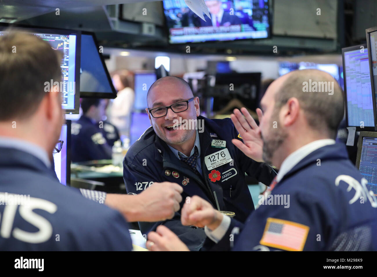 New York, USA. Feb 6, 2018. Traders travailler à la Bourse de New York à New York, États-Unis, 6 février 2018. Stocks américains plus fermé après une séance volatile mardi. Le Dow Jones Industrial Average ajouté 567,02 points, ou 2,33  %, à 24 912,77. Le S&P 500 a gagné 46,20 points, ou 1,74  %, à 2 695,14. L'indice composé Nasdaq a augmenté de 148,36 points, ou 2,13  %, à 7 115,88. Credit : Wang Ying/Xinhua/Alamy Live News Banque D'Images