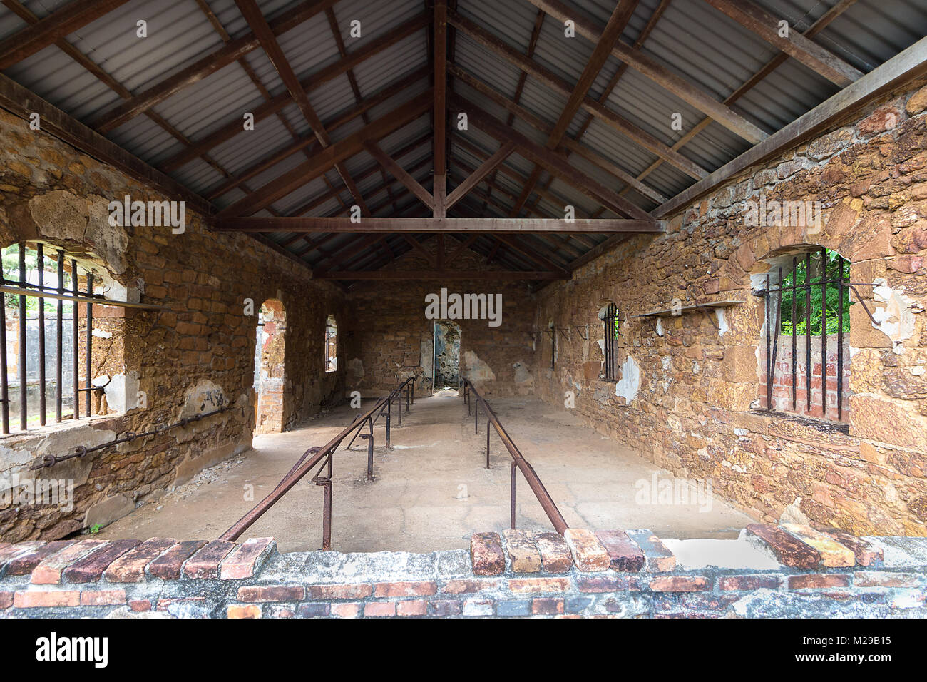 Ruines de l'ancienne colonie pénitentiaire à l'île Royale, l'une des îles des Iles du Salut (Îles du salut) en Guyane. Ces îles faisaient partie d'un Banque D'Images