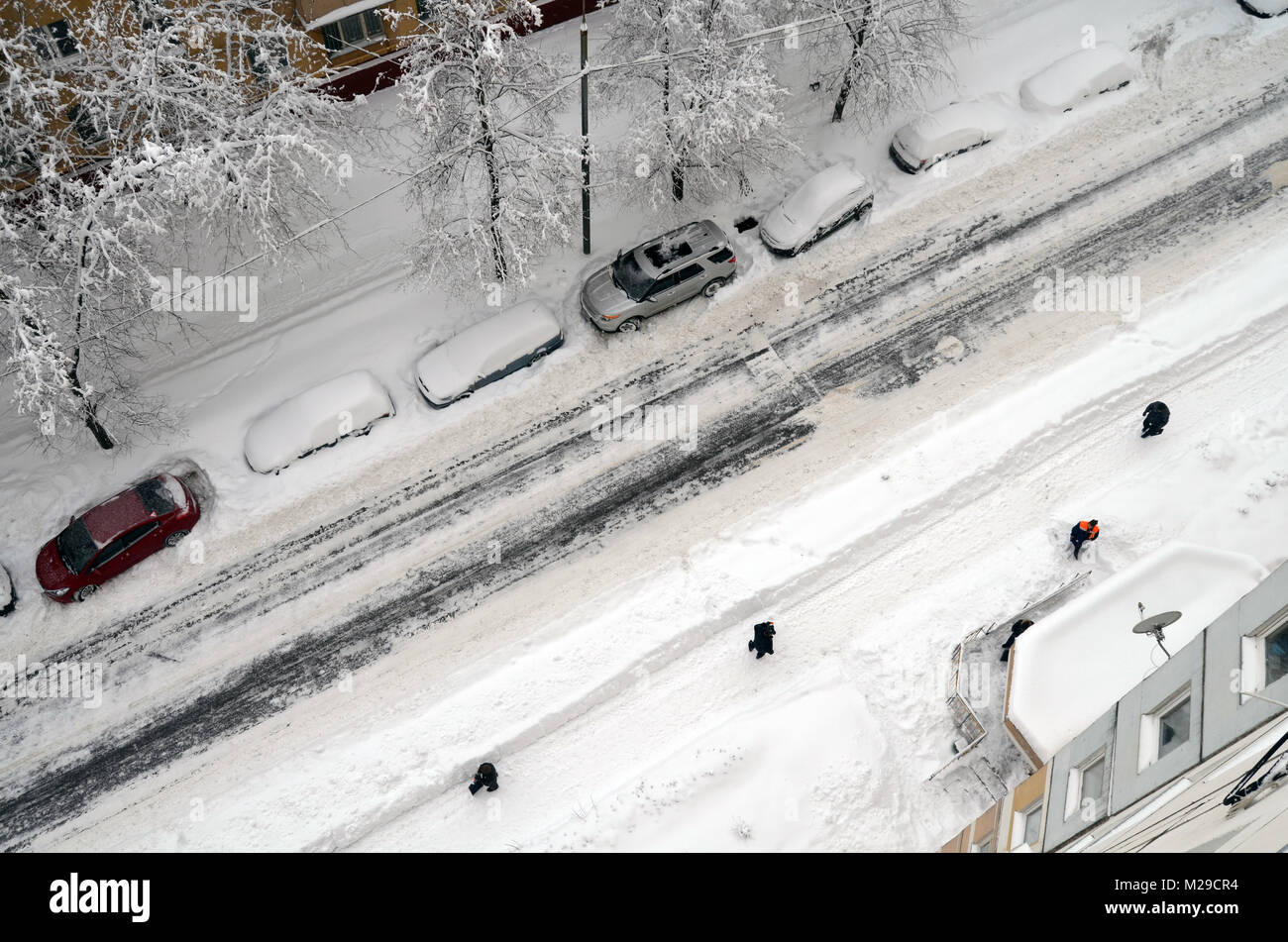 Concierges nettoie neige après les chutes de neige à Moscou Russie 04 février 2018. Vue d'en haut Banque D'Images