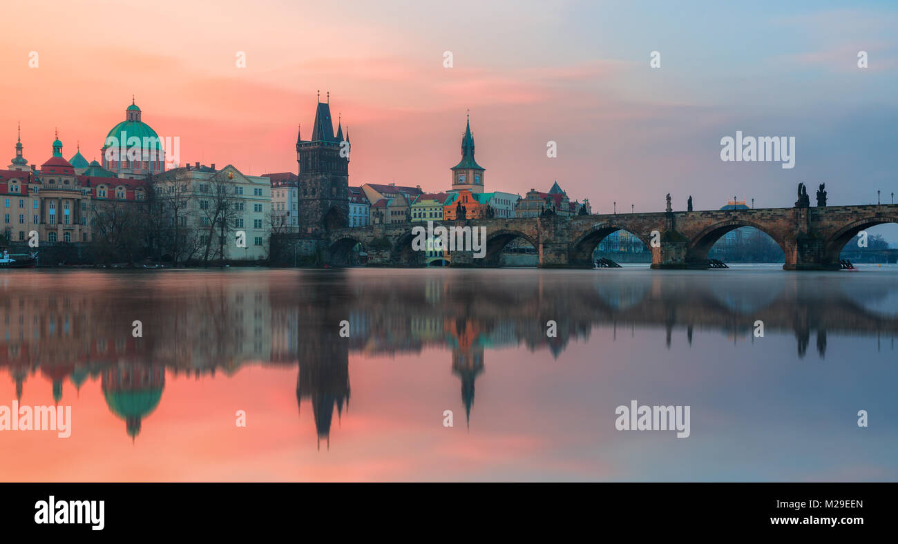 Le Pont Charles et la rivière Vltava à Prague, République tchèque, destination de voyage Banque D'Images