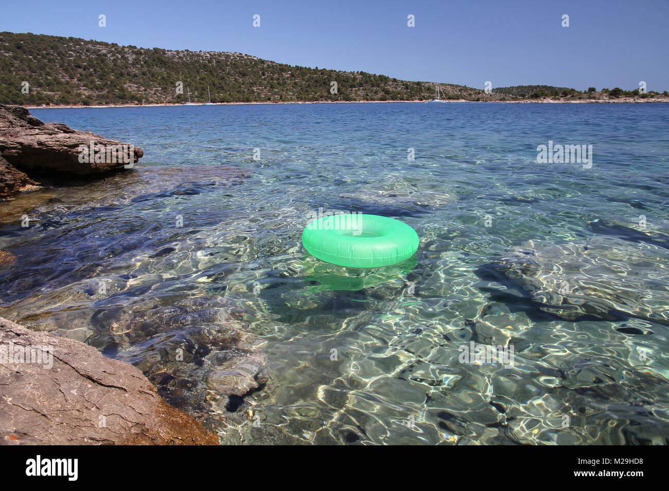 Croatie - paysage de la côte de Dalmatie. Plage de l'île de Murter - Mer Adriatique. Banque D'Images