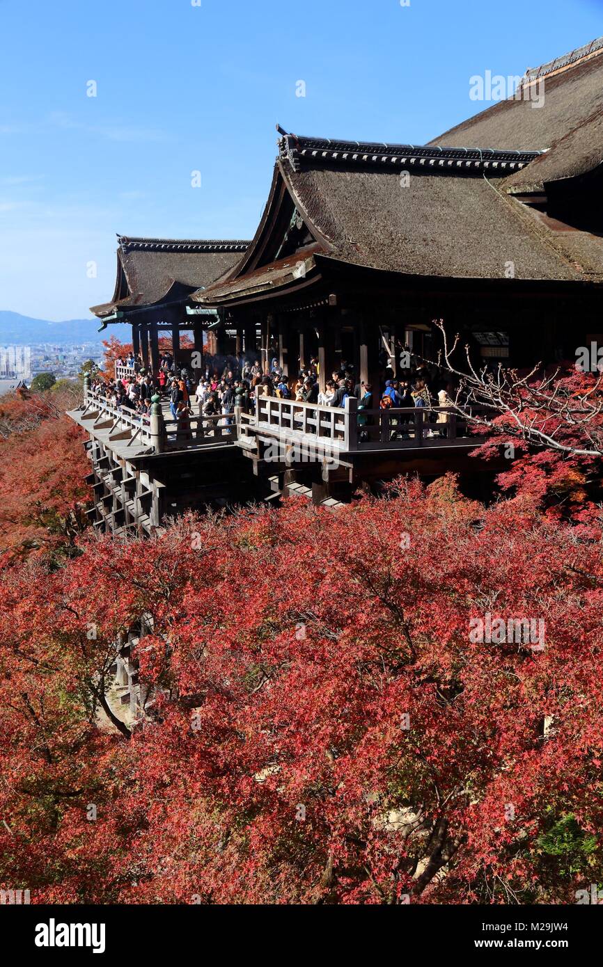 KYOTO, JAPON - 26 NOVEMBRE 2016 : personnes visitent le temple Kiyomizu-dera à Kyoto au Japon. A Kyoto 17 sites du patrimoine mondial de l'UNESCO. Banque D'Images