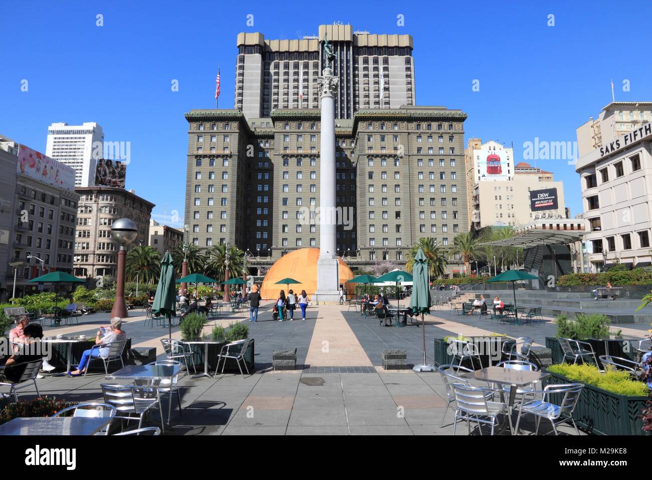 SAN FRANCISCO, USA - 8 avril 2014 : les visiteurs à l'Union Square à San Francisco, USA. San Francisco est la 4ème ville la plus peuplée de Californie (837,44 Banque D'Images