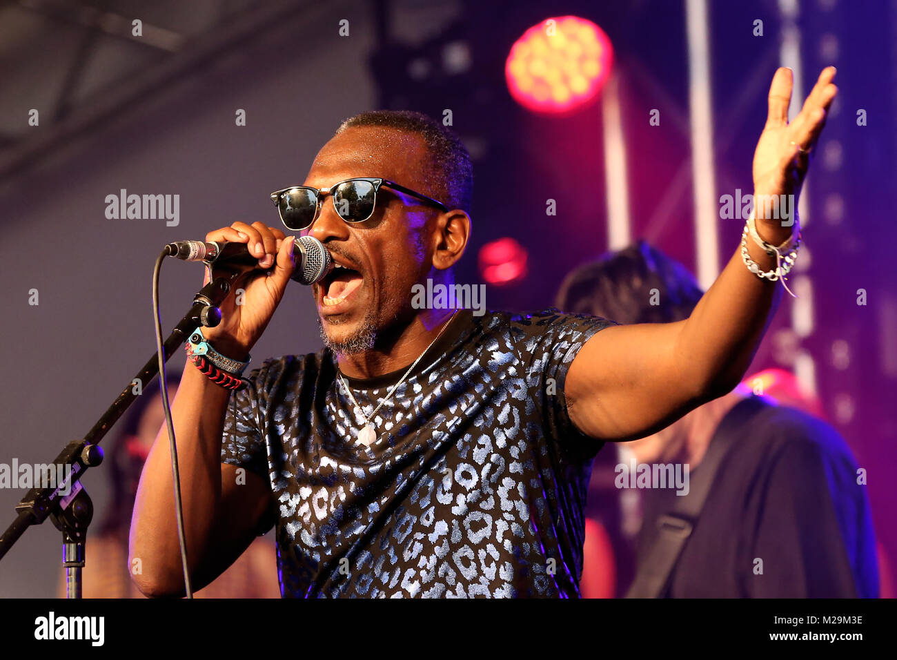 Staxs homme avant Noel McKoy joue sur la scène du Songbird Cornbury Music Festival 2017 [Credit : Andy Trevaskis] Banque D'Images