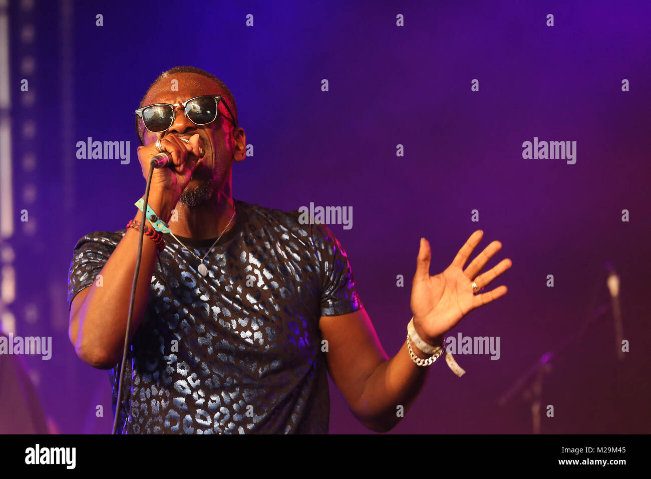 Staxs homme avant Noel McKoy joue sur la scène du Songbird Cornbury Music Festival 2017 [Credit : Andy Trevaskis] Banque D'Images