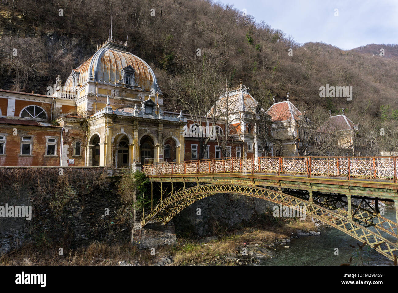 Baile Herculane, Roumanie - 01.01.2018 : l'ancien thermes de l'empire autrichien et le fer forgé et pont enjambant la rivière Cerna Banque D'Images