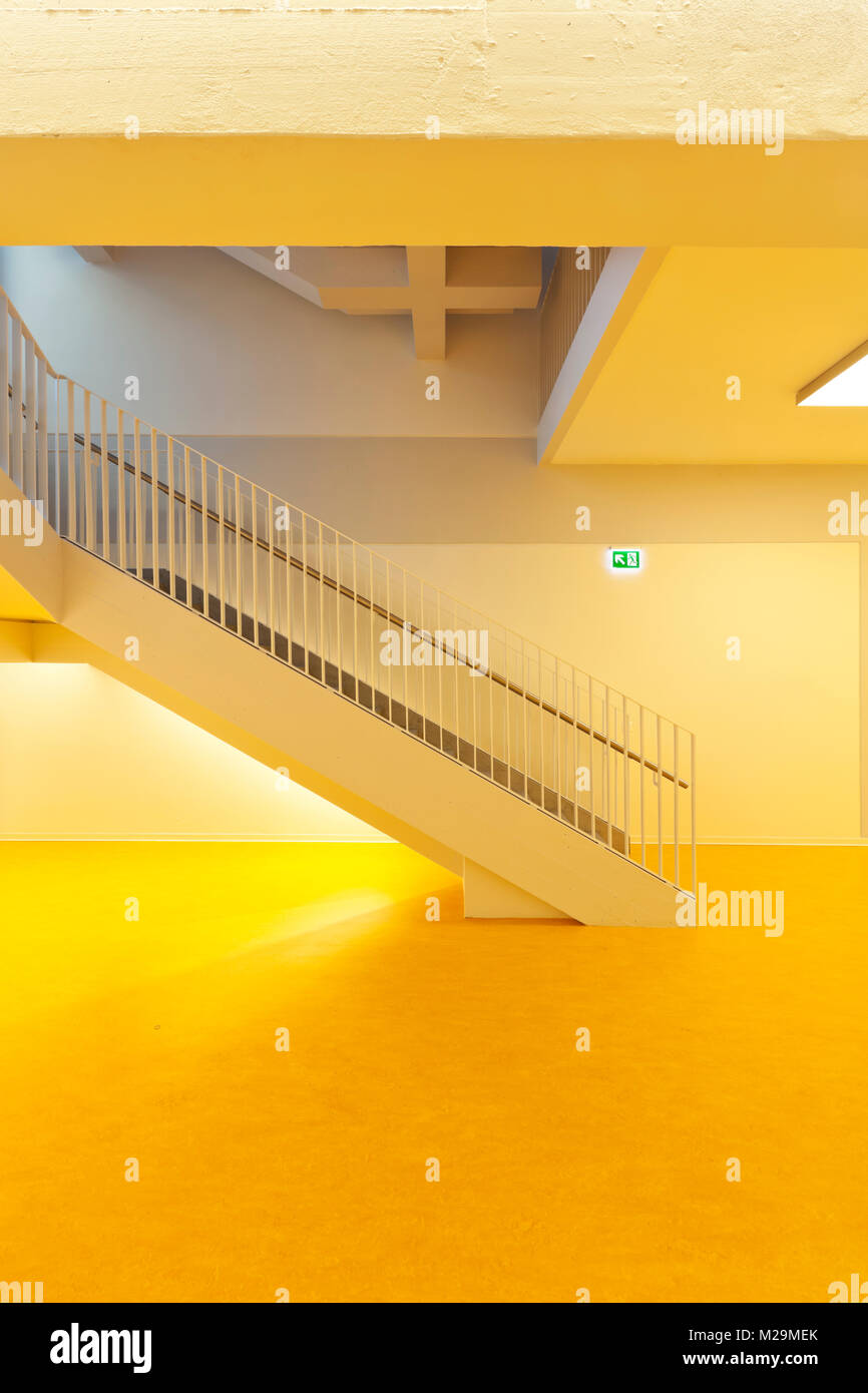 L'école publique moderne, escalier Banque D'Images