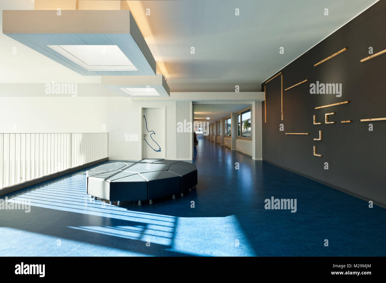 L'école publique moderne, couloir étage bleu Banque D'Images