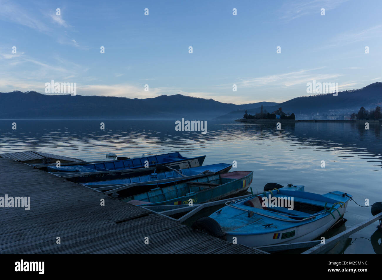 Les petits bateaux à aube liée à un ponton au bord du Danube, dans la ville de Brasov Banque D'Images