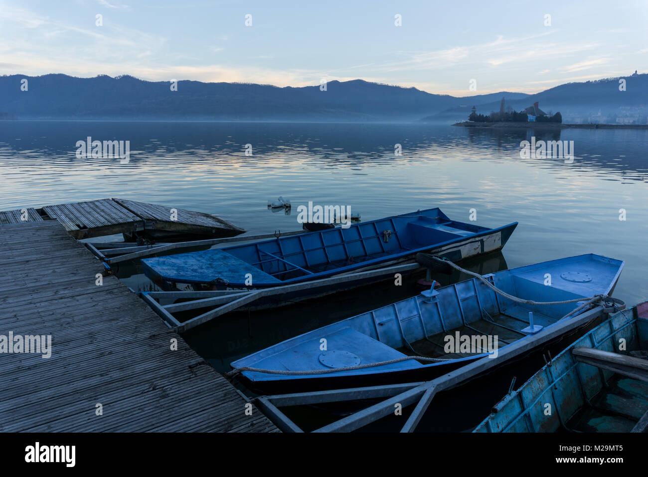 Les petits bateaux de rivière liés à un ponton sur le Danube en Roumanie Banque D'Images