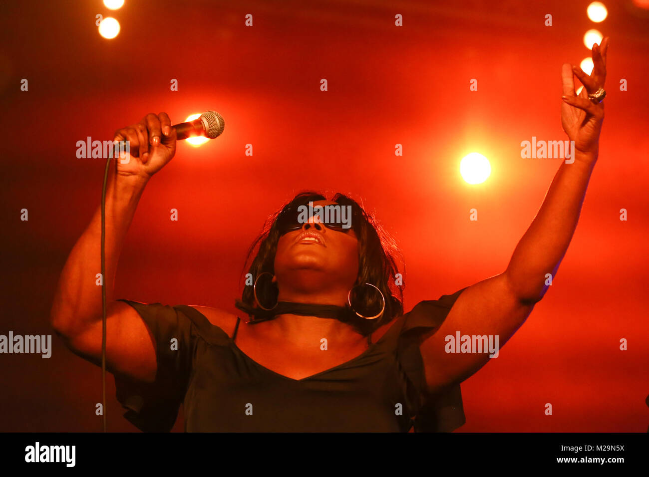Mica Paris joue sur la scène à l'Cornbury Music Festival 2017 le port de lunettes avec la fumée et l'éclairage de couleur [Credit:Andy Trevaskis] Banque D'Images