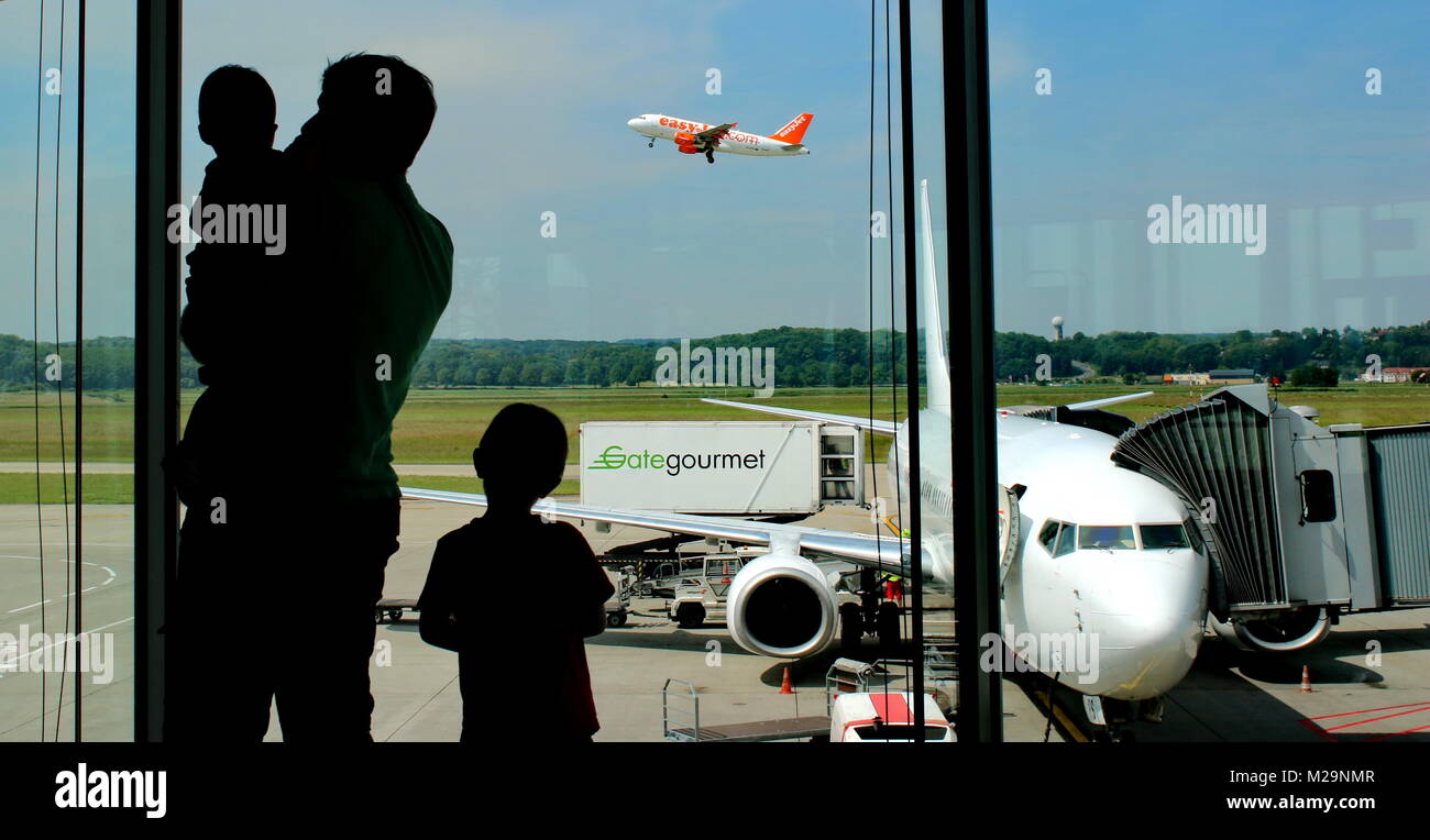 Fernweh : Eine Maschine von Easyjet commencer zu einem Urlaubsdominizil. Ein Mann schaut mit seinen Kindern auf dem Flughafen und nach dem Flugzeug Palma de Mallorca Insel Sehenswürdigkeit Landschaft Wasser Meer Wandern Wanderung Kirche Hafen Spanien Ferieninsel Banque D'Images