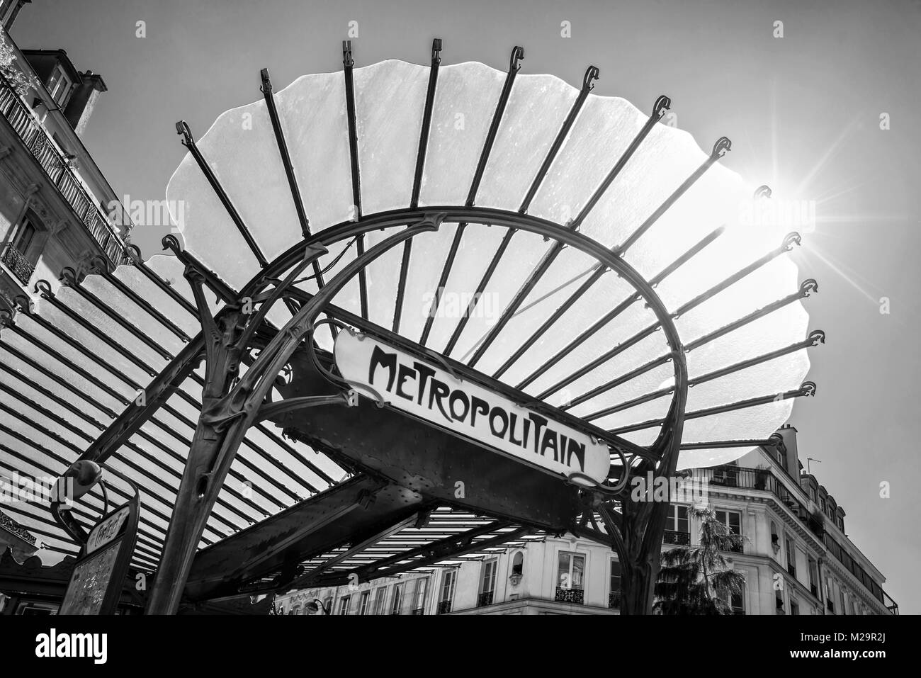 Metropolitain signe art nouveau avec un toit en verre à Paris France, noir et blanc Banque D'Images