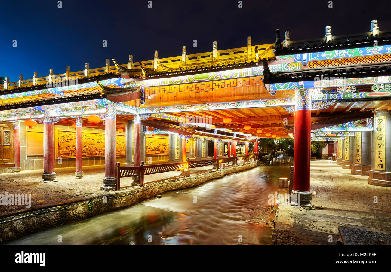 Bridge dans la vieille ville de Lijiang de nuit. Ce centre historique, également connu sous le nom de Dayan, a été inscrit sur la Liste du patrimoine mondial de l'UNESCO en 1997, la Chine. Banque D'Images Bridge dans la vieille ville de Lijiang de nuit. Ce centre historique, également connu sous le nom de Dayan, a été inscrit sur la Liste du patrimoine mondial de l'UNESCO en 1997, la Chine. Banque D'Images
