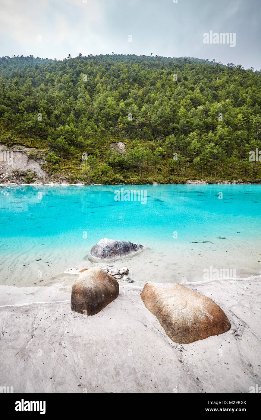 White Water River Bank dans le bleu de la vallée de la Lune, l'une des destinations de voyage haut de la Chine. Banque D'Images