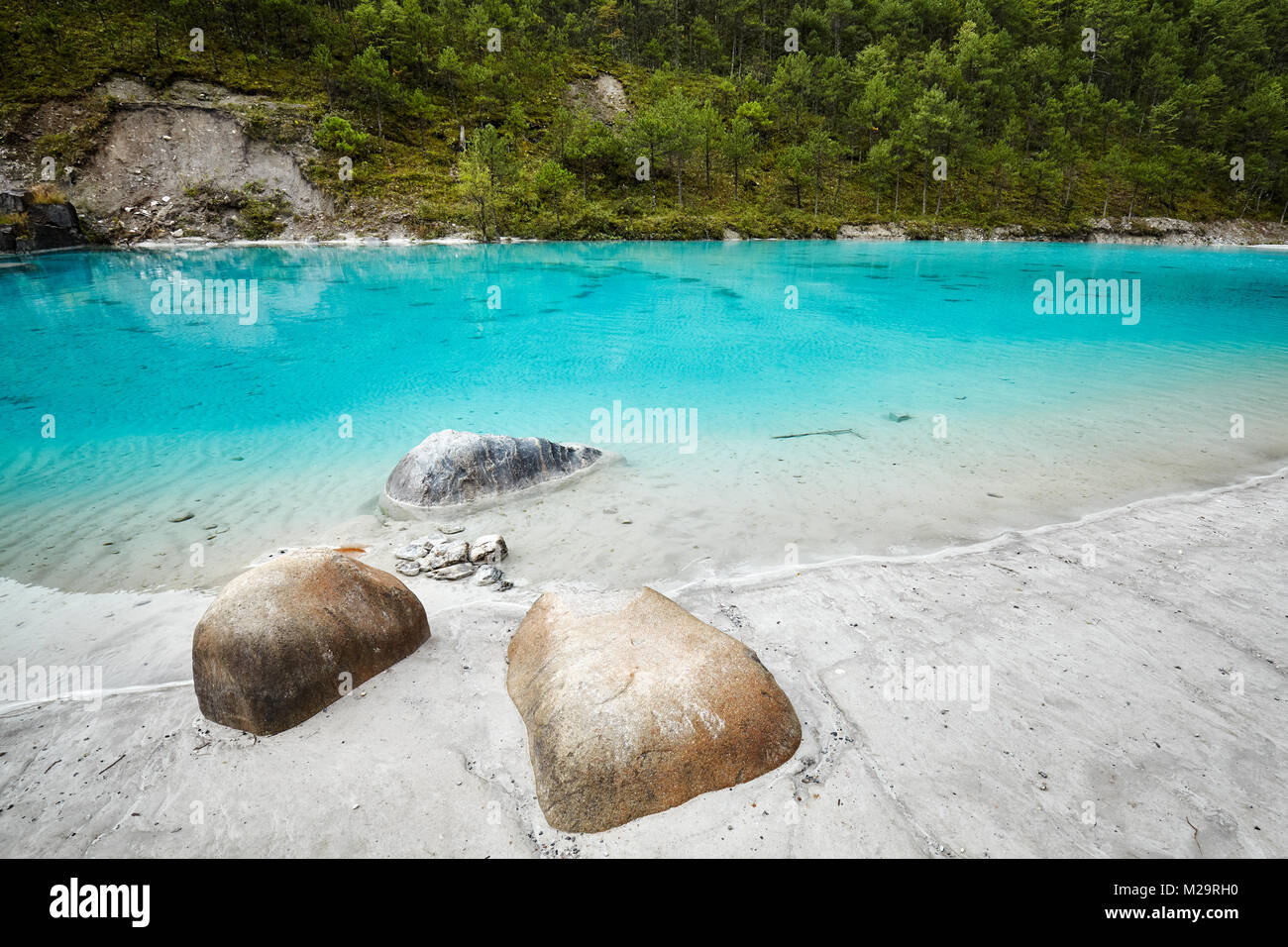 White Water River Bank dans le bleu de la vallée de la Lune, l'une des destinations de voyage haut de la Chine. Banque D'Images