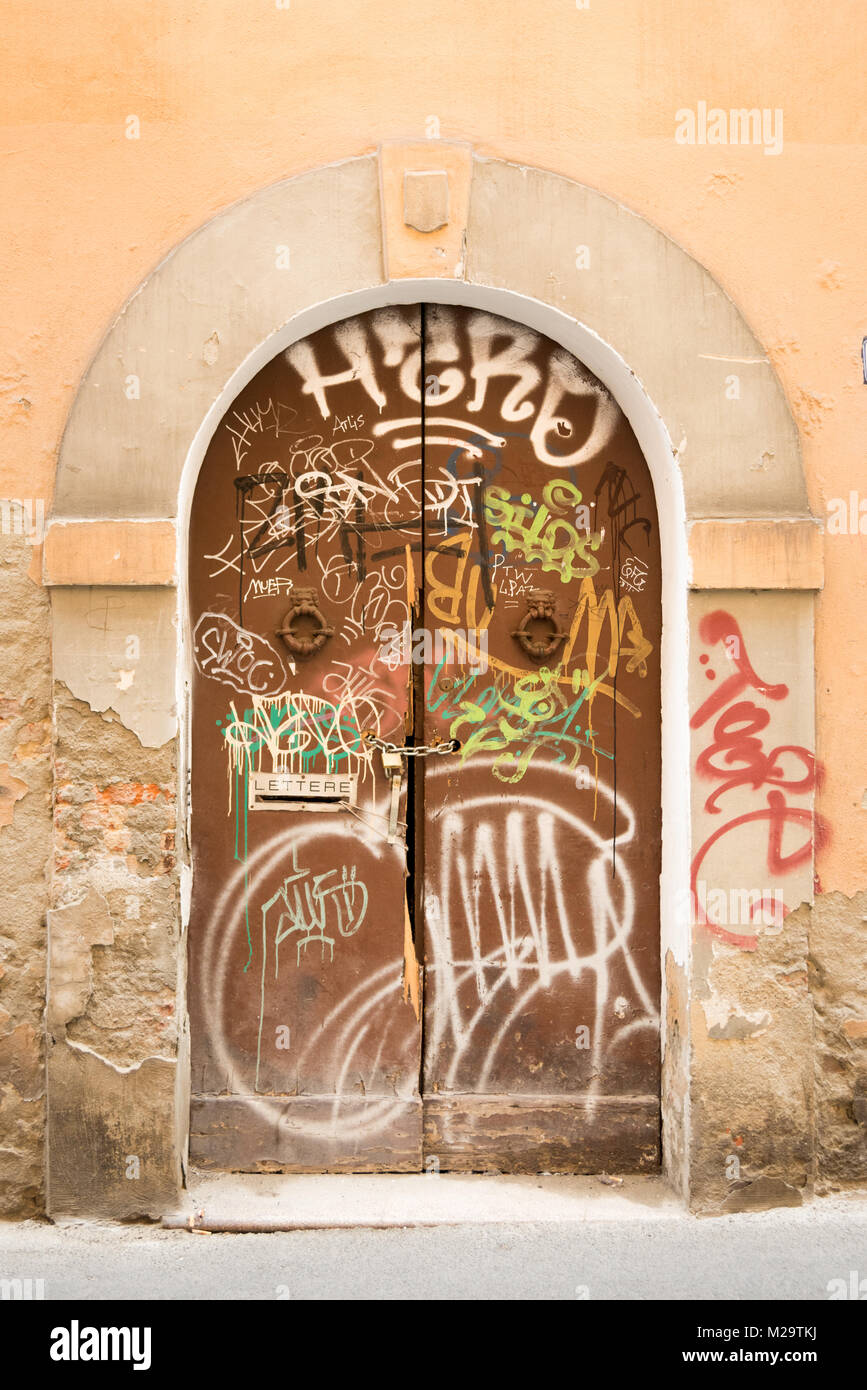 Pulvérisé En Graffiti Peinture Blanche Sur Une Vieille Porte