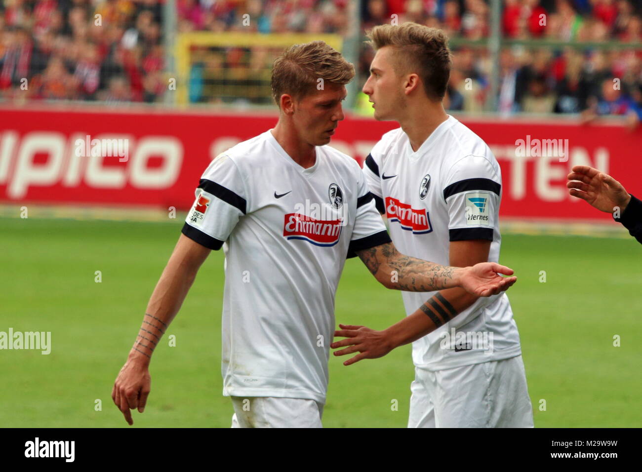 Mike Frantz (Freiburg) musste verletzt und früh gegegen Maximilian Philipp ( Freiburg) ausgetauscht werden - Fußball-Bundesliga 14/15 : 31. Spieltag, SC  Freiburg vs SC Paderborn Photo Stock - Alamy