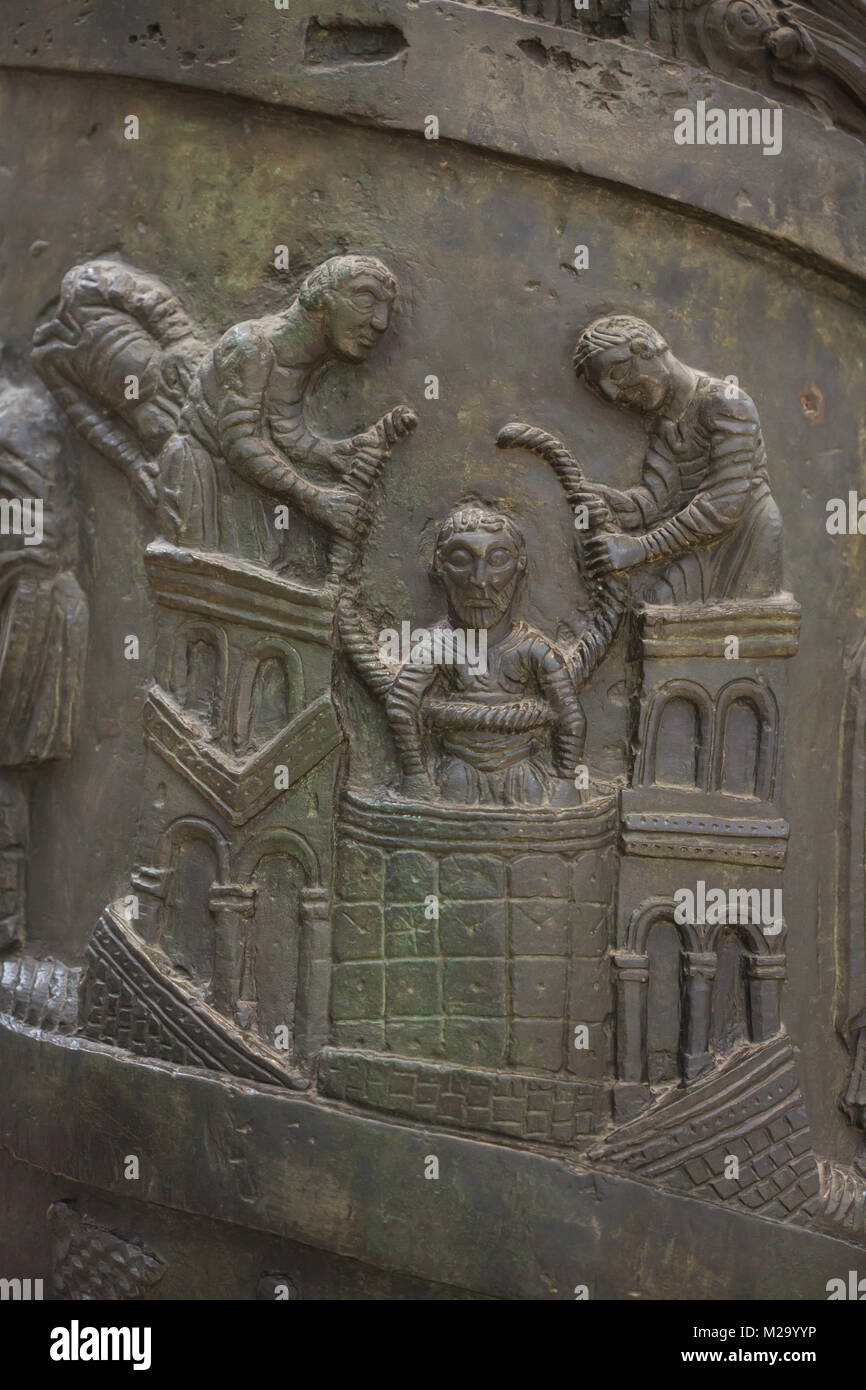 Arrestation de Saint Jean le Baptiste. Bronze roman relief sur la colonne Bernward (Bernwardssäule), également connu sous le nom de la colonne du Christ (Christussäule) dans la cathédrale de Hildesheim (Hildesheimer Dom) dans la région de Hildesheim, en Basse-Saxe, Allemagne. Banque D'Images Arrestation de Saint Jean le Baptiste. Bronze roman relief sur la colonne Bernward (Bernwardssäule), également connu sous le nom de la colonne du Christ (Christussäule) dans la cathédrale de Hildesheim (Hildesheimer Dom) dans la région de Hildesheim, en Basse-Saxe, Allemagne. Banque D'Images