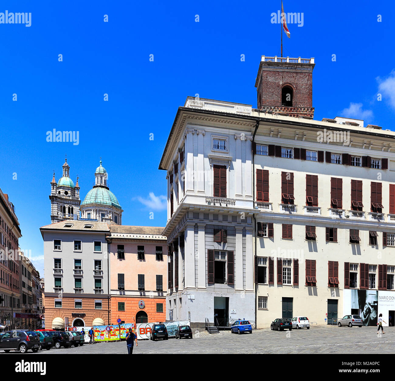 Gênes, Ligurie / ITALIE - 2012/07/06 : centre ville - place Matteotti - Place du Palais des Doges avec la cathédrale San Lorenzo à l'arrière-plan Banque D'Images