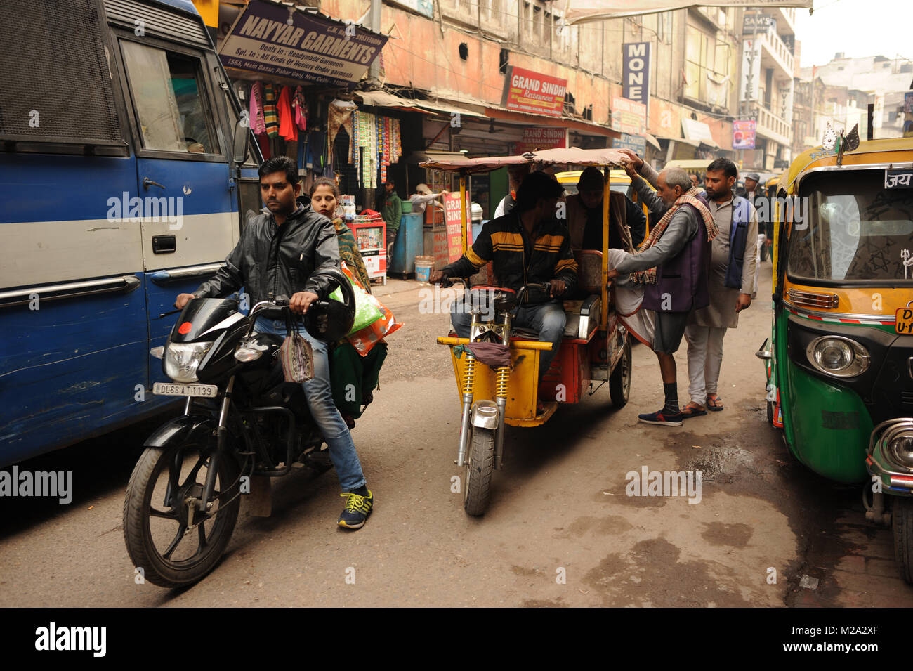 Une longue scène de rue à Paharganj, India Banque D'Images
