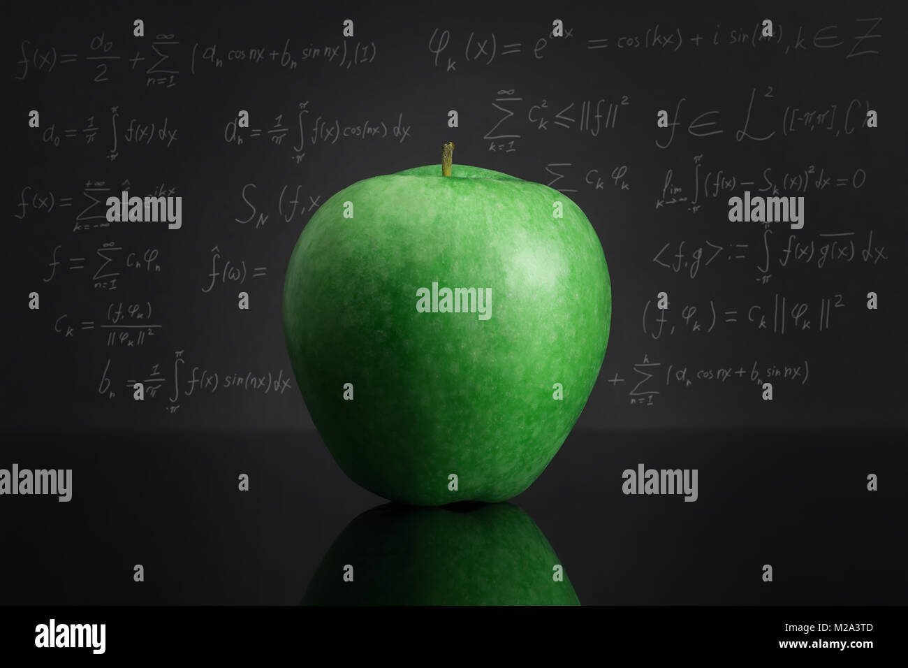 Pomme verte sur le tableau noir tableau noir contre plein de formules mathématiques complexes. Les connaissances et l'éducation thème. (Texte c'est une certaine magie mathématiques abo Banque D'Images