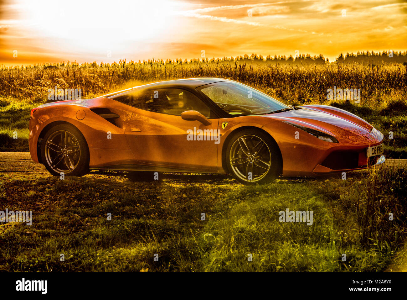 Une Ferrari 488 GTB silhouette sur le coucher du soleil. 3.9 litre V8 0-62 mph / 3 sec vitesse de 205 mph-£260 000 Coût Banque D'Images