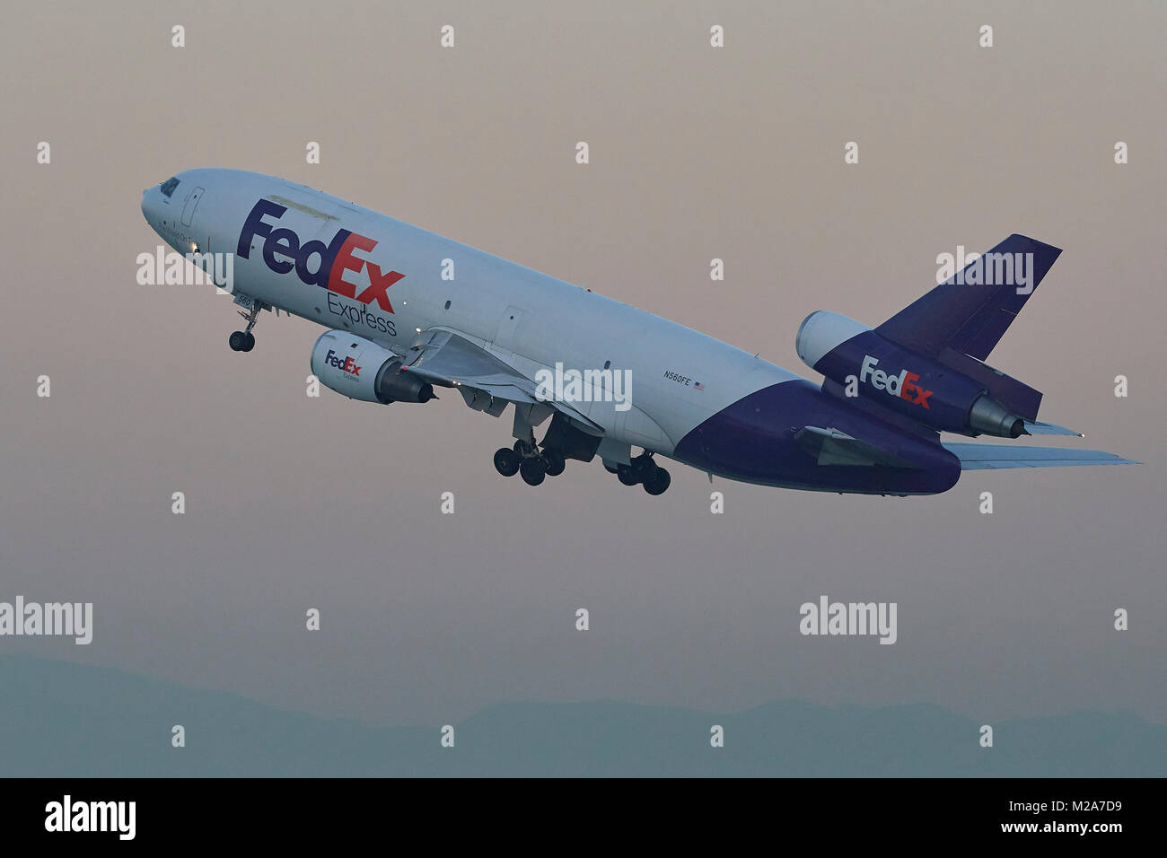 Sunrise'envol d'un vintage Federal Express, FedEx Express, DC-10 Cargo Jet à l'Aéroport International de Los Angeles, LAX, Californie, USA. Banque D'Images