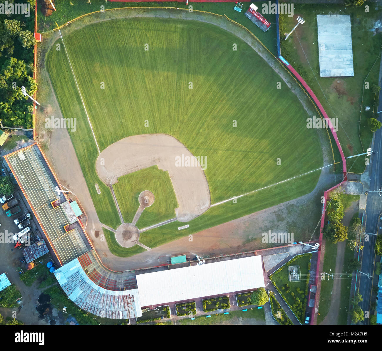L'herbe verte sur le terrain de baseball sur drone aérien Banque D'Images