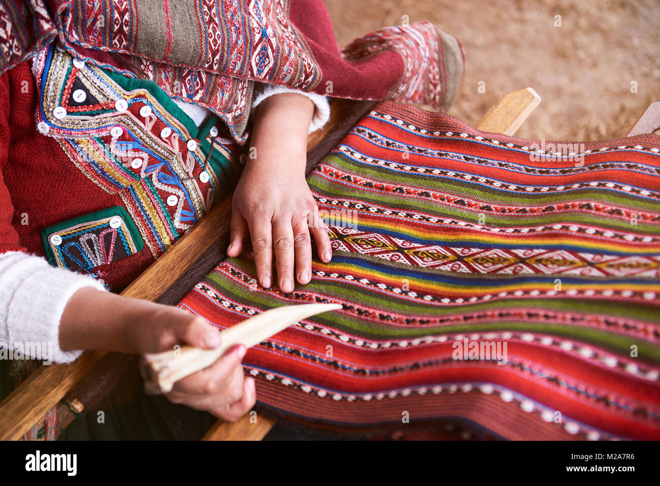 La production de laine traditionnels fabriqués à la main dans la région de  Cusco au Pérou. L'usine de fabrication des vêtements d'alpaga colorés Photo  Stock - Alamy