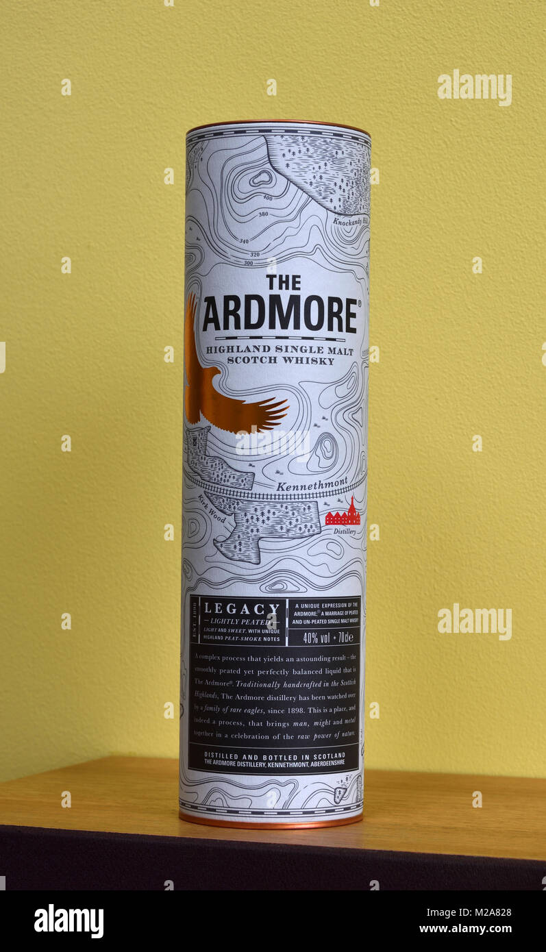 Conteneur en carton pour bouteilles de l'Ardmore Legacy Highland single malt scotch whisky. Banque D'Images