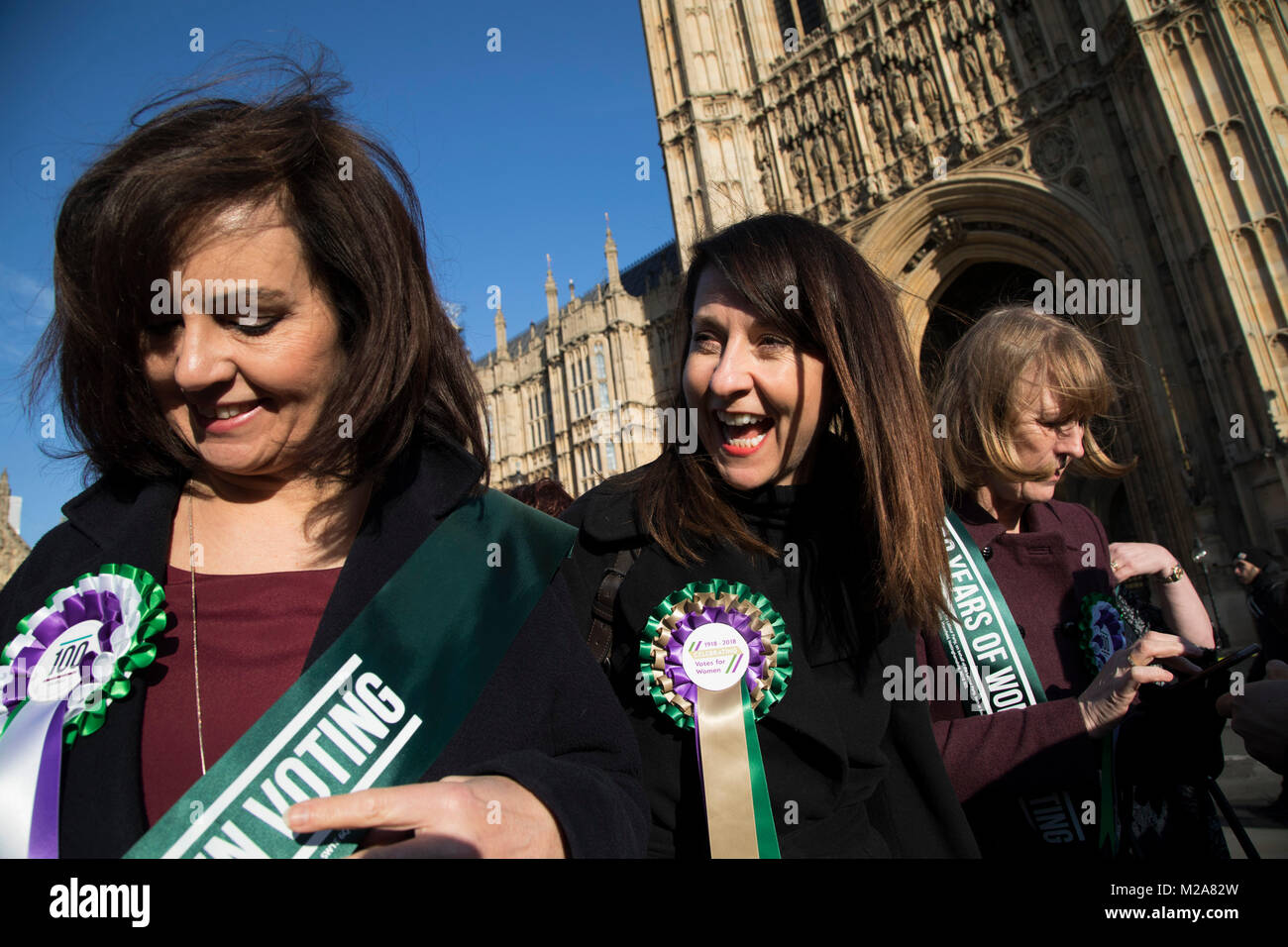 Les femmes parlementaires du parti travailliste se rassemblent à l'extérieur du Parlement pour célébrer le 100e anniversaire de le mouvement des suffragettes et le droit de vote des femmes le 6 février 2018 à Londres, Angleterre, Royaume-Uni. Aujourd'hui marque les 100 ans depuis la Loi sur la représentation du peuple a été adoptée, qui accorde aux femmes le droit de vote pour la première fois. Au Royaume-Uni au début du xxe siècle les suffragettes a initié une campagne de manifestations et de l'action militante, sous la direction de l'Pankhursts, après la défaite de plusieurs projets de loi pour le suffrage des femmes au Parlement. En 1918, ils ont obtenu le droit de vote pour l'adj Banque D'Images