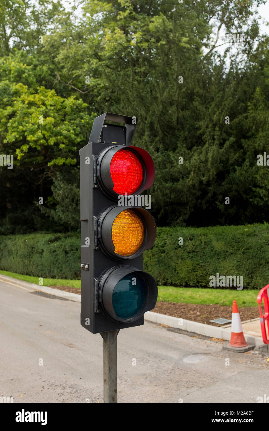 Feux de circulation temporaires montrant la signalisation rouge et jaune d'être prêt à Banque D'Images