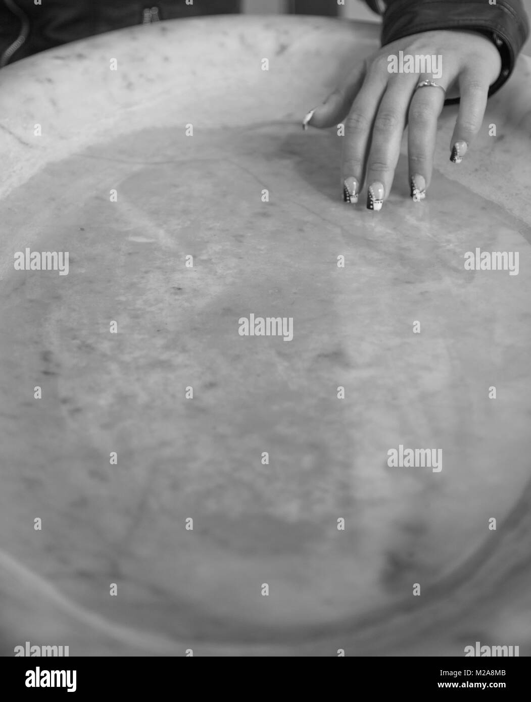 Ravello, Campanie, Italie 12 mars 2017 moment de l'entrée de l'église est un moment sacré. Les fidèles leur intime mains dans l'eau sainte et avec elle Banque D'Images Ravello, Campanie, Italie 12 mars 2017 moment de l'entrée de l'église est un moment sacré. Les fidèles leur intime mains dans l'eau sainte et avec elle Banque D'Images