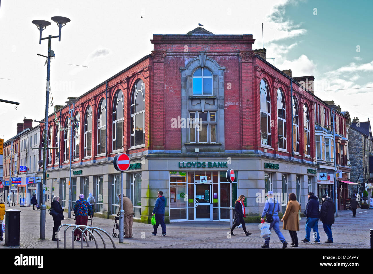 Les gens qui passent par la Banque Lloyds building à Bridgend Centre Ville - une grande banque de maintenir une présence locale dans la communauté locale. Banque D'Images