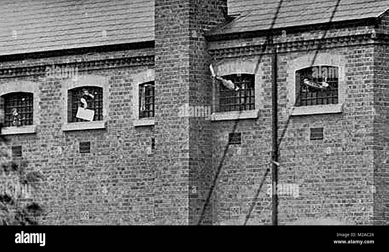 Les suffragettes - grévistes agitant à partir de leurs cellules de prison pour juillet 1909 Sylvain Pankhurst. Banque D'Images