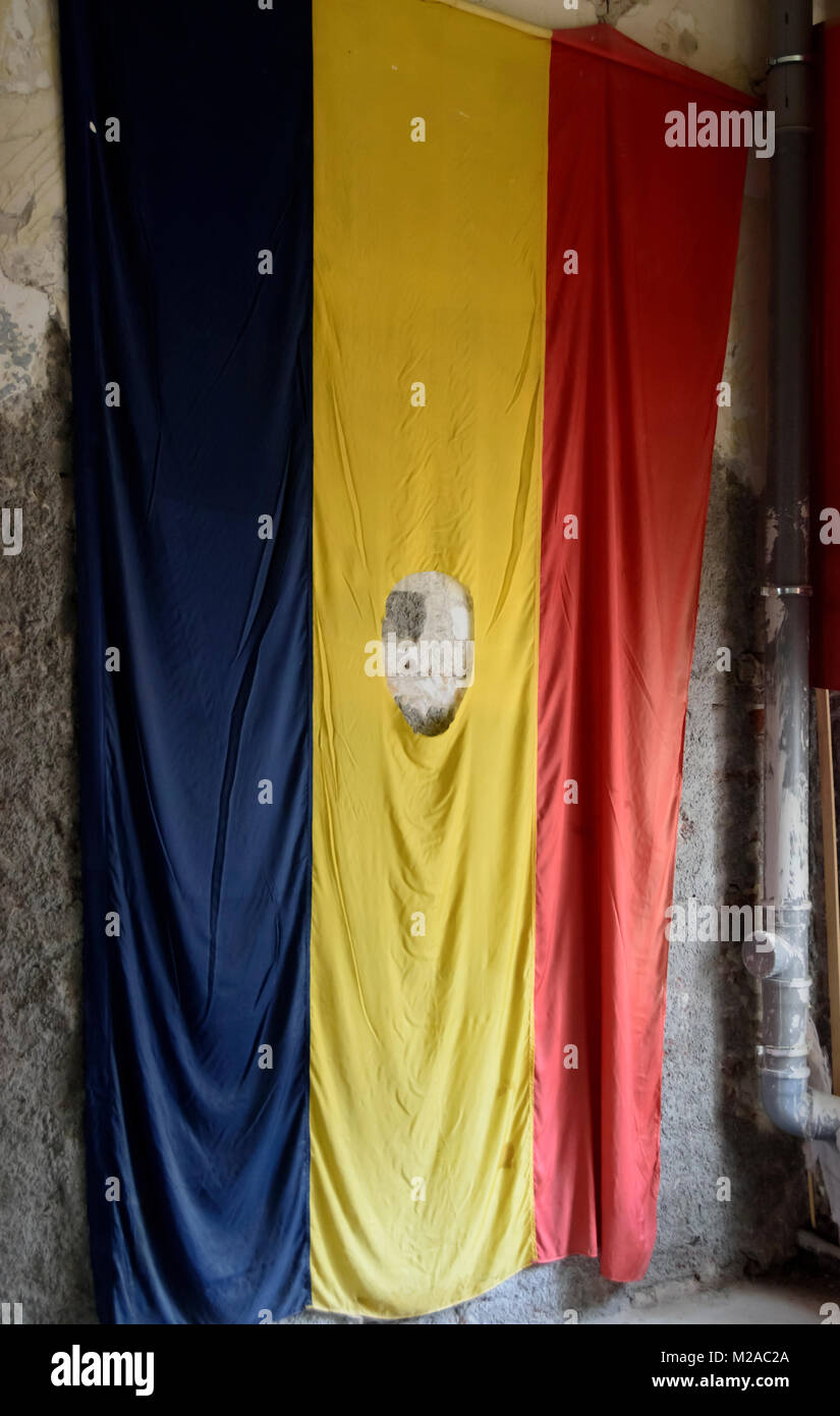 Timisoara, Roumanie.drapeau avec trou au milieu utilisé pendant la Révolution roumaine en 1989 Banque D'Images