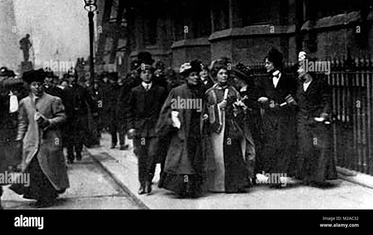 Les suffragettes - Mme Pankhurst transportant une pétition de la 3e parlement des femmes au premier ministre le 13 février 1908 Banque D'Images