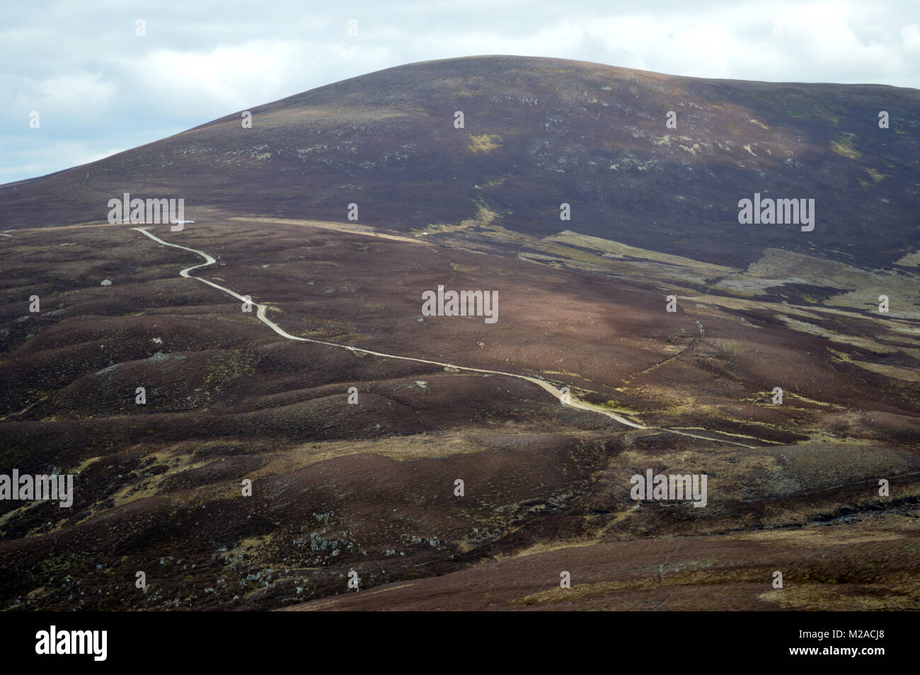 La voie menant à la montagne écossaise de Culardoch Keiloch Corbett, Invercauld Bridge, le Parc National de Cairngorms, en Écosse, au Royaume-Uni. Banque D'Images