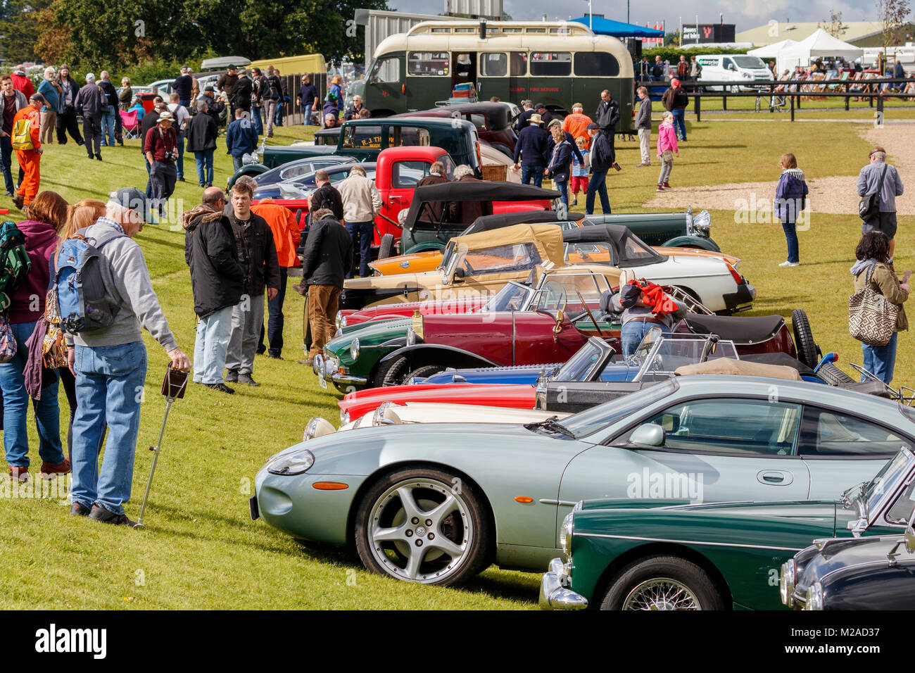 Classic car enthusists parking à la formule 2017 réunion Vintage, Snetterton, Norfolk, Royaume-Uni. Banque D'Images