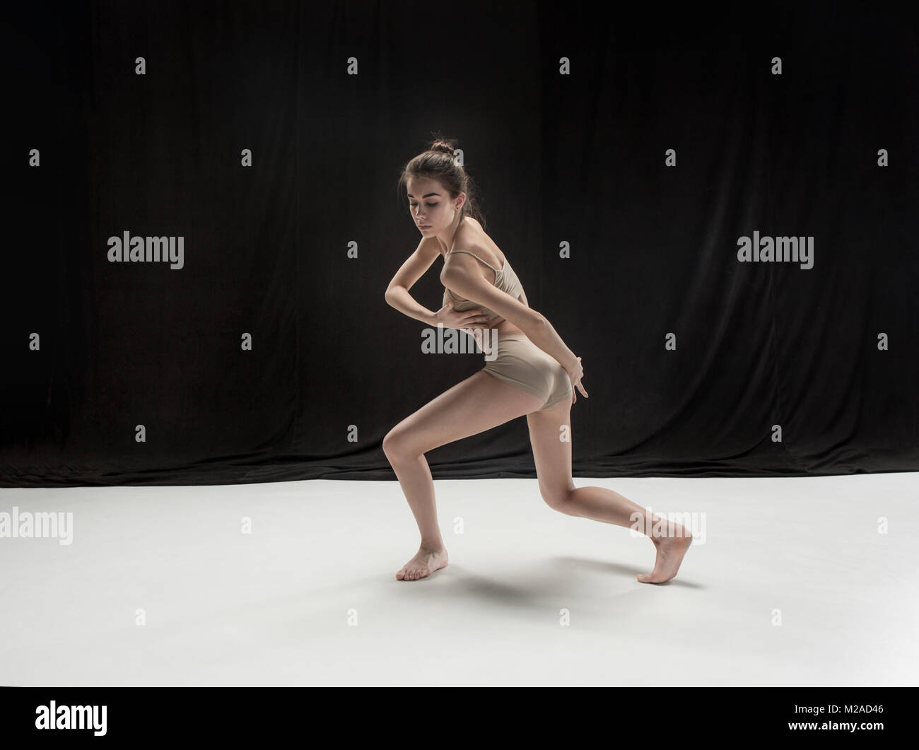 Jeune adolescente danseuse sur marbre blanc arrière-plan. Banque D'Images