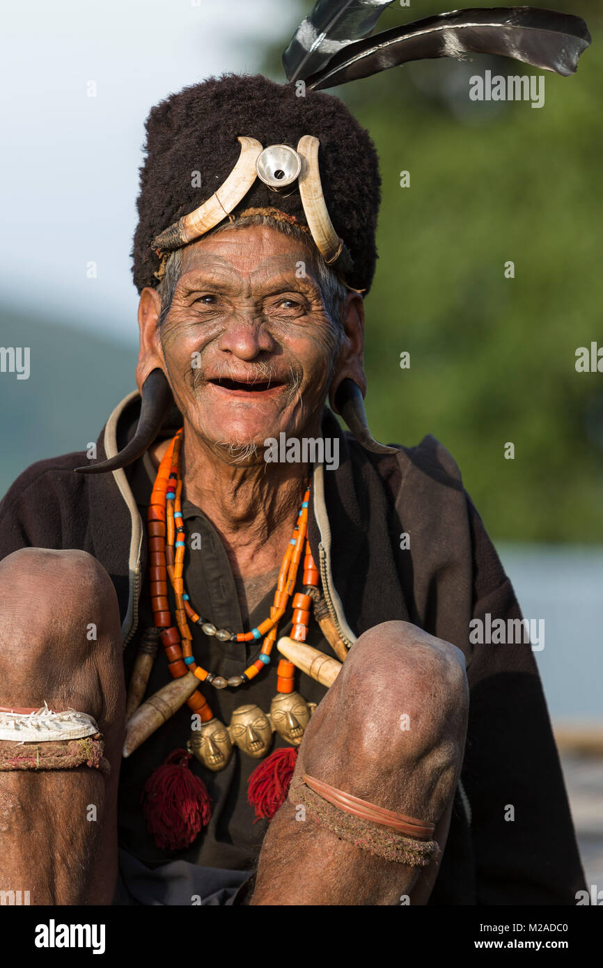 Ancien chasseur appartenant à la tribu Konyak, Hongpoi village, mon district, Nagaland, Inde Banque D'Images