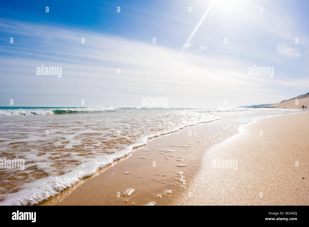 Vague de l'océan bleu sur une plage de sable. L'arrière-plan. Banque D'Images