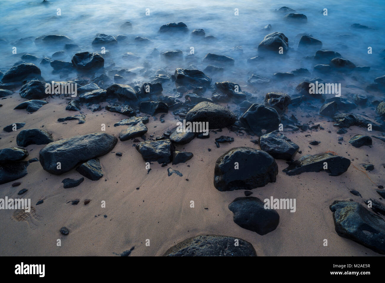 Pierres sur la plage de sable Banque D'Images