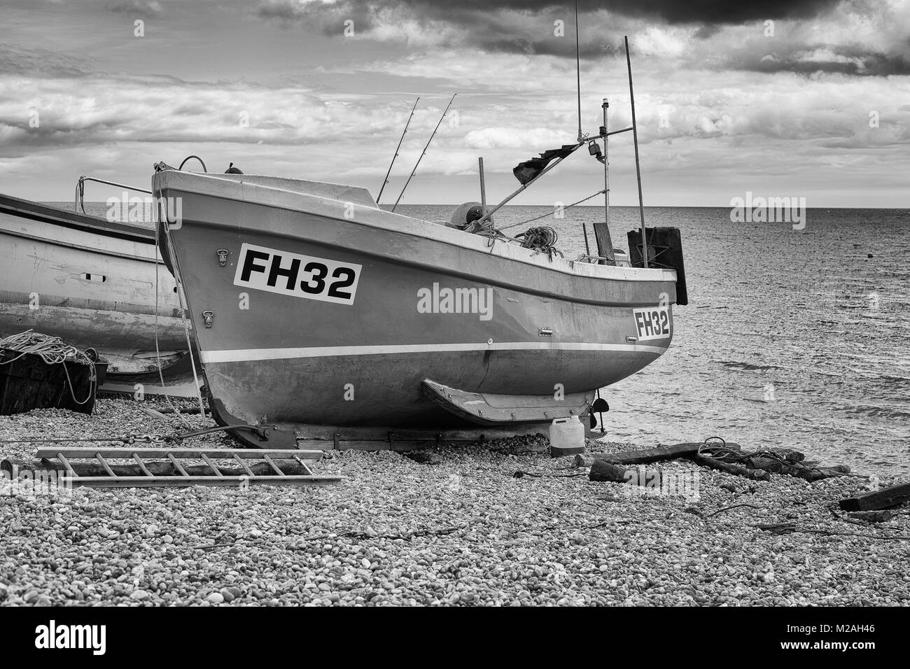Bateau de pêche sur la plage de Sidmouth (bière), Dorset UK. Tourné en noir et blanc Banque D'Images