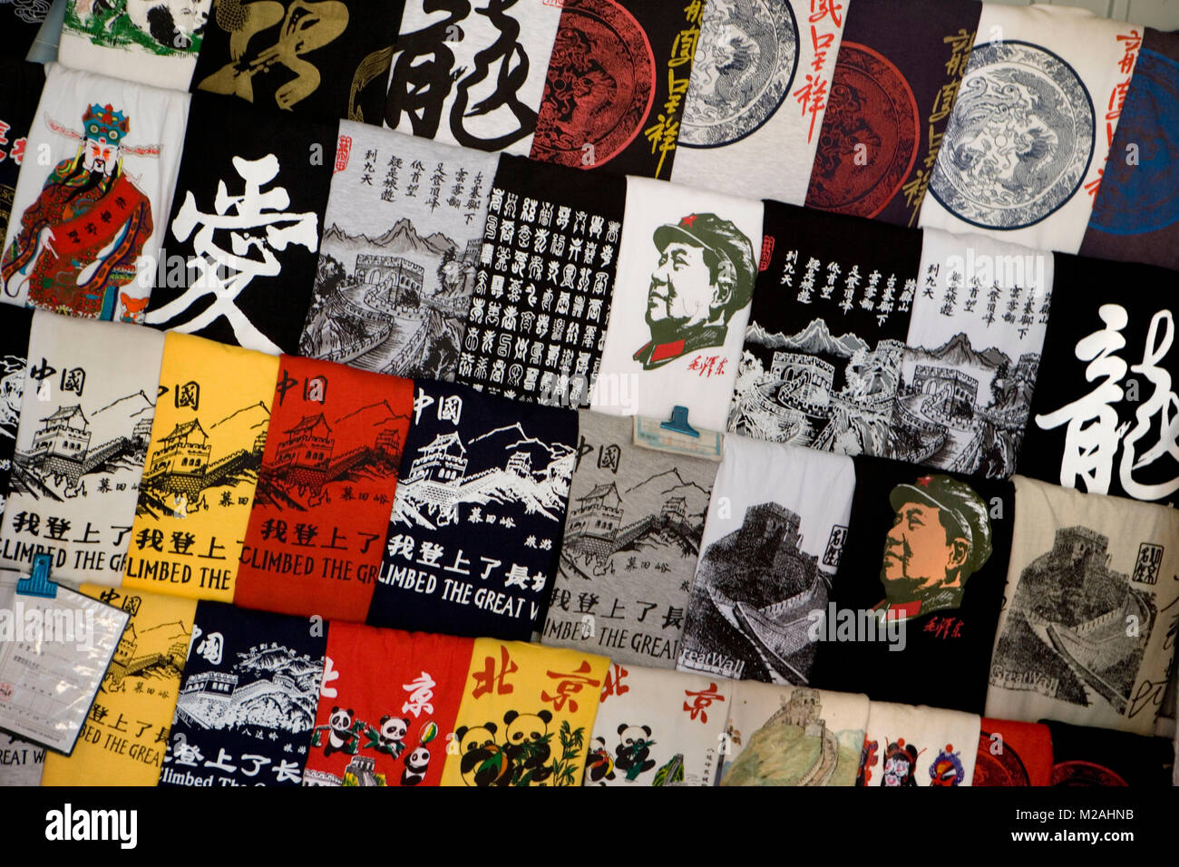 La Chine, la Grande Muraille à Mutianyu. Souvenirshop vendent des T-shirts avec des images d'objets chinois typcial et le président Mao. Banque D'Images