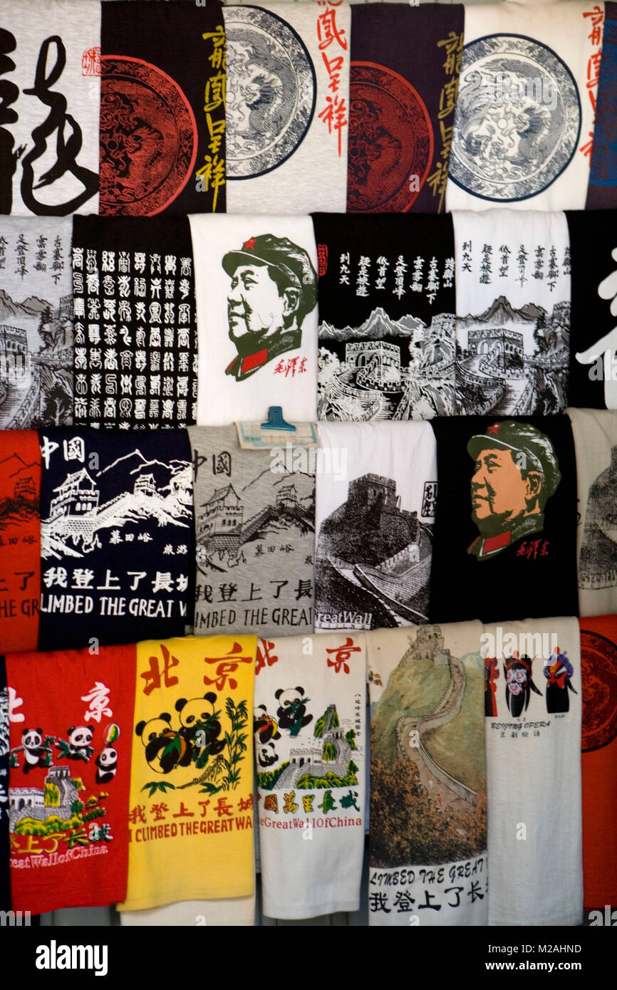 La Chine, la Grande Muraille à Mutianyu. Souvenirshop vendent des T-shirts avec des images d'objets chinois typcial et le président Mao. Banque D'Images