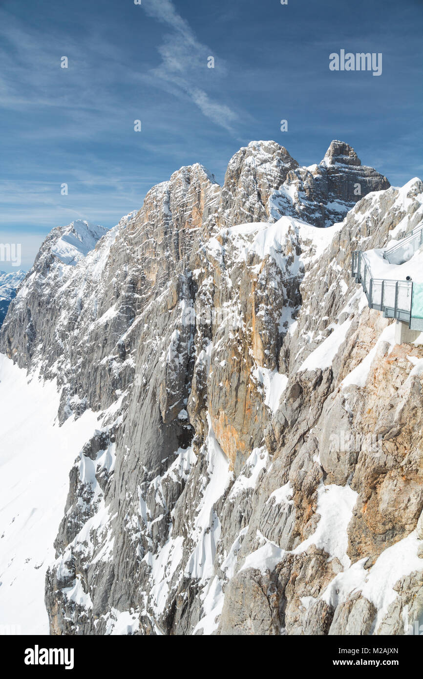 Crête de montagne couverte de neige Banque D'Images