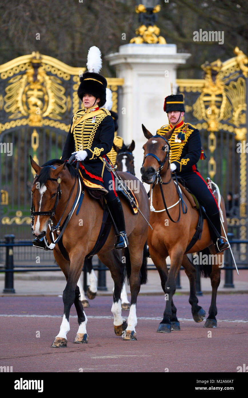 Les Kings Royal Horse Artillery équitation cours des palais de Buckingham à Londres à la suite d'une salve royale dans Green Park. Policiers Banque D'Images